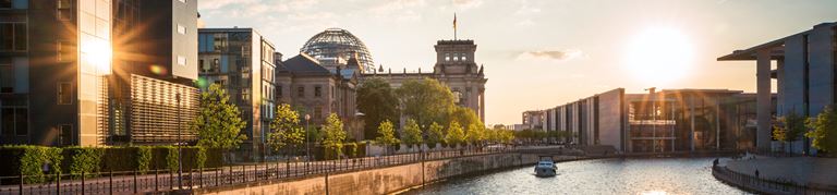 Berlin-Reichstag-Spree